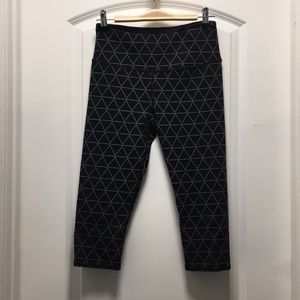 VSX sport crop in geometric print, black white, S
